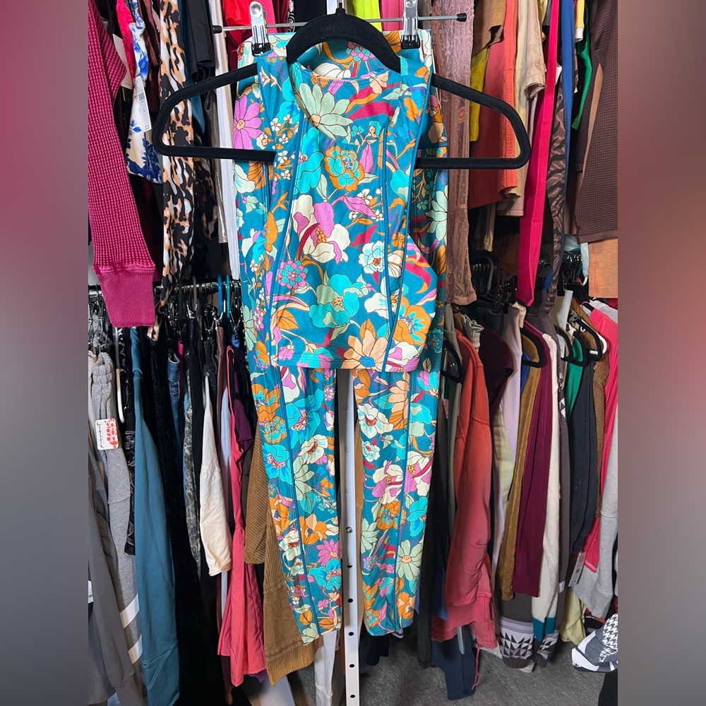NWOT New Beach Bunny Spencer floral workout leggings and bra top set - Picture 5 of 9